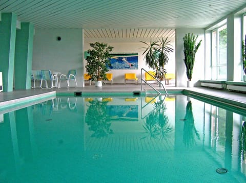 Indoor pool, sun loungers