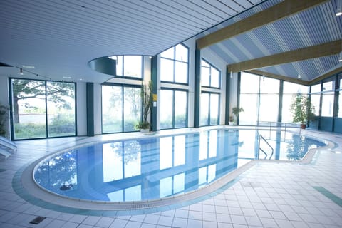 Indoor pool, sun loungers
