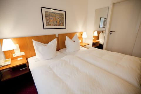 Twin Room | Premium bedding, down comforters, Select Comfort beds, minibar