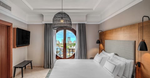 Penthouse The Level with Whirlpool | Premium bedding, down comforters, minibar, blackout drapes