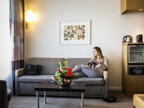 Executive Room, 1 Queen Bed | Minibar, in-room safe, desk, blackout drapes