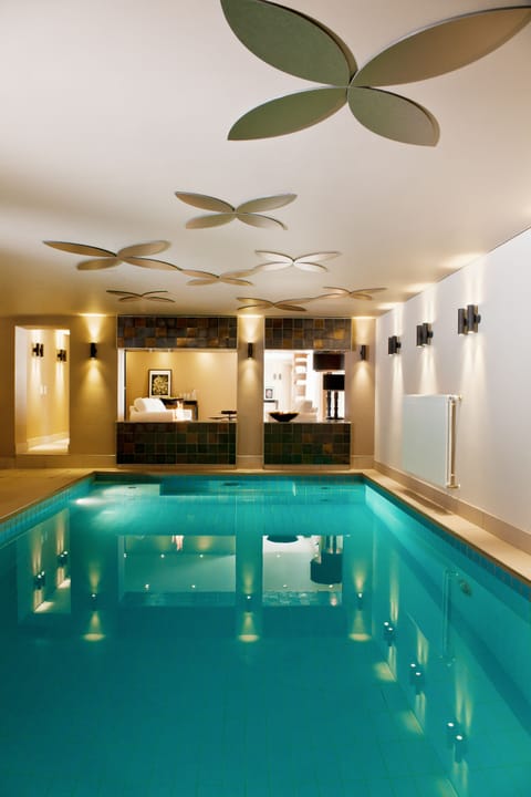 Indoor pool, sun loungers