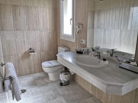 Junior Suite, 1 King Bed | Bathroom | Combined shower/tub, free toiletries, hair dryer, towels