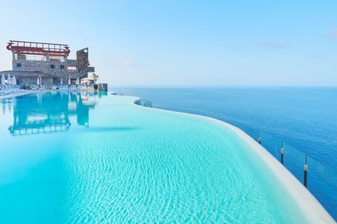 2 outdoor pools, sun loungers