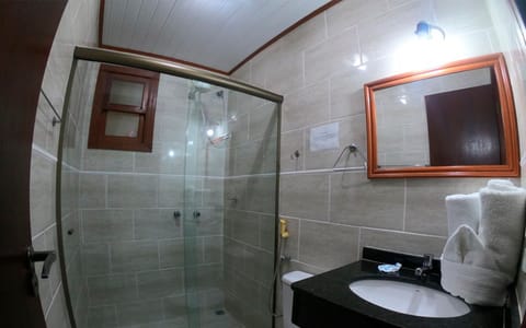 Standard Twin Room, 1 Double Bed, Pool View (Com Ar-Condicionado) | Bathroom | Shower, hair dryer, towels