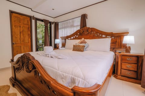 Deluxe Room | Soundproofing, iron/ironing board, free WiFi, bed sheets