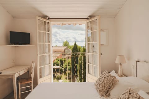 Classic Double Room | Minibar, in-room safe, individually decorated, individually furnished