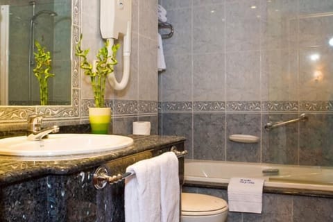 Junior Studio Suite | Bathroom | Bathtub, free toiletries, hair dryer, bidet