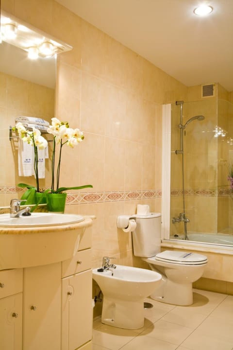 Bathtub, free toiletries, hair dryer, bidet