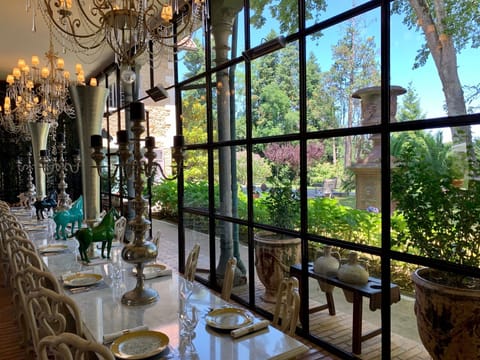 Lunch and dinner served