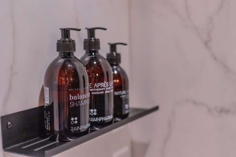 Deluxe Double Room (Mrs. Ginger) | Bathroom amenities | Shower, rainfall showerhead, eco-friendly toiletries, hair dryer