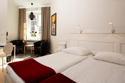 Double Room | Desk, soundproofing, WiFi (free), bed sheets