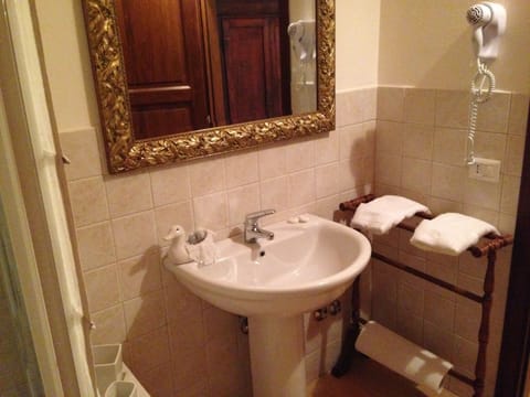 Double Room | Bathroom | Shower, free toiletries, hair dryer, bidet