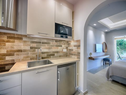 Fridge, stovetop, coffee/tea maker, electric kettle