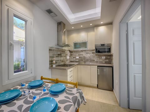 Fridge, stovetop, coffee/tea maker, electric kettle