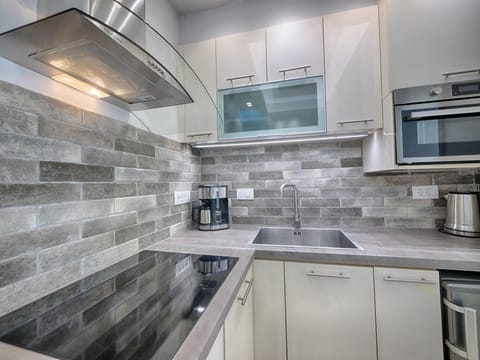 Fridge, stovetop, coffee/tea maker, electric kettle