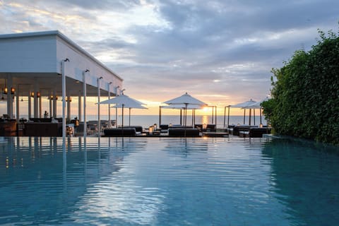 3 outdoor pools, free cabanas, pool umbrellas