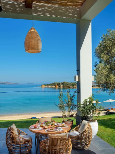 6 restaurants; breakfast, lunch, and dinner served