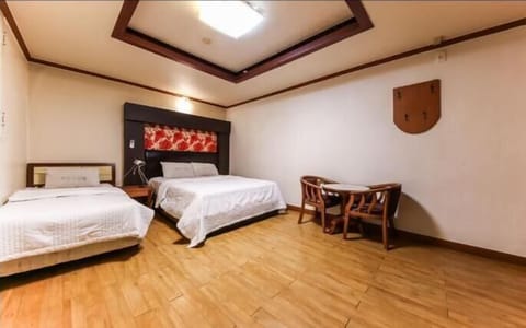 Deluxe Twin Room | Soundproofing, free WiFi, bed sheets