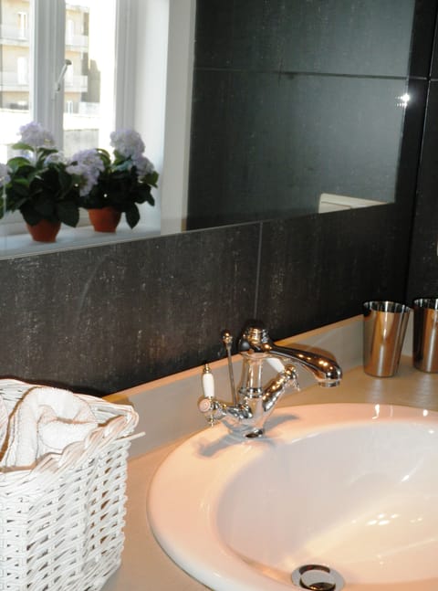 Junior Suite, 1 Bedroom, Garden View | Bathroom | Free toiletries, hair dryer, towels, soap