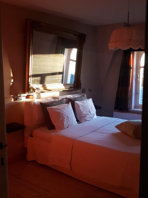 1 bedroom, premium bedding, down comforters, Select Comfort beds