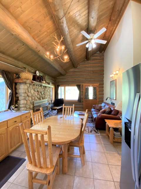 Luxury Cabin, 2 Bedrooms, Kitchen (Ponderosa) | Dining room