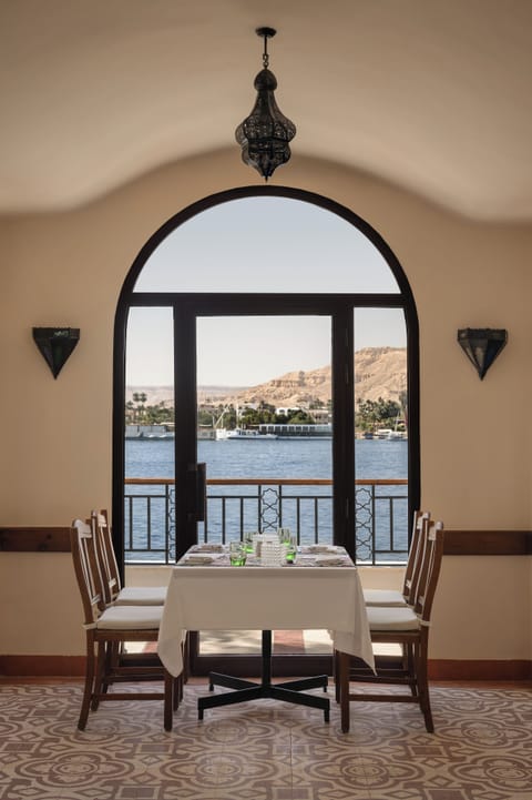 3 restaurants; breakfast, lunch, and dinner served