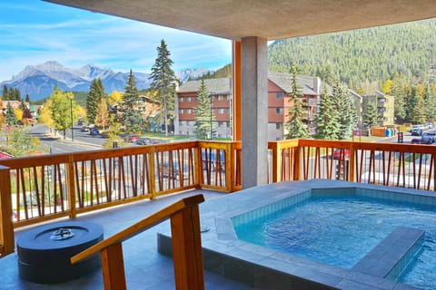Couples treatment rooms, hot tub, body treatments, body wraps