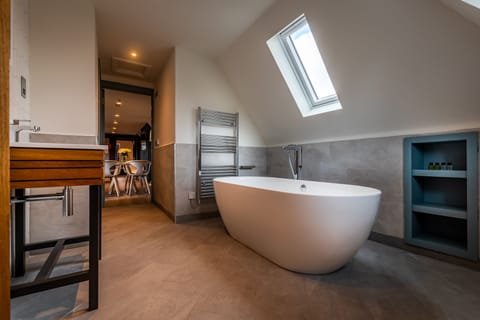 Suite, Mountain View | Bathroom | Free toiletries, hair dryer, towels