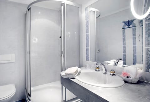 Bathtub, free toiletries, hair dryer