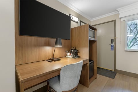 Standard Room, 1 Queen Bed, Accessible, Bathtub | In-room safe, desk, laptop workspace, blackout drapes