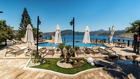 Outdoor pool, pool umbrellas, sun loungers
