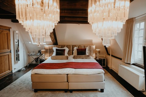 Premium bedding, down comforters, in-room safe, individually decorated