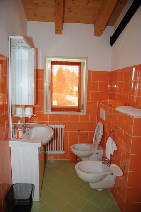 Triple Room | Bathroom | Shower, free toiletries, hair dryer, bidet