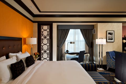 Suite (Morris) | Premium bedding, in-room safe, laptop workspace, blackout drapes