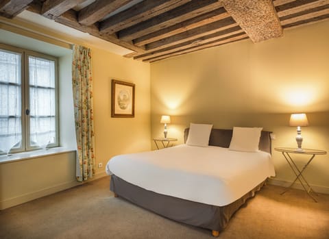 Standard Room | In-room safe, individually decorated, individually furnished, desk