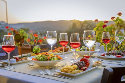 Lunch and dinner served, international cuisine