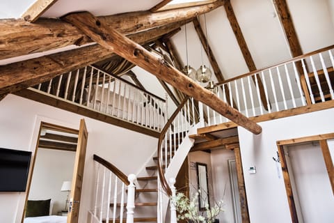 Suite (The Barrel Factory) | Pillowtop beds, iron/ironing board, free WiFi, bed sheets