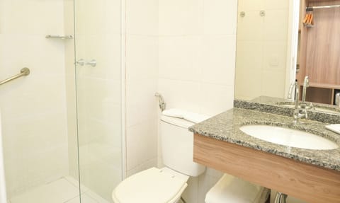 Shower, rainfall showerhead, free toiletries, hair dryer