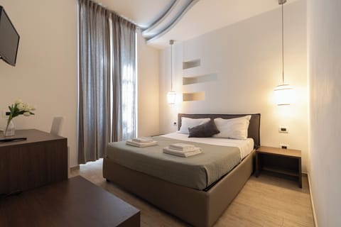 Camera 4 | 5 bedrooms, in-room safe, desk, soundproofing