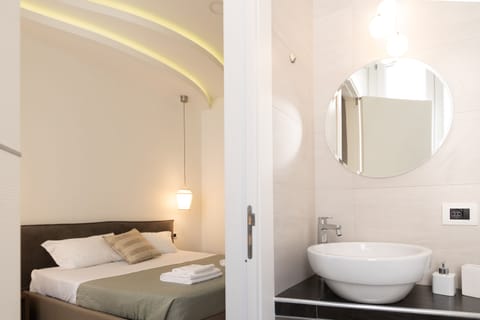 5 bedrooms, in-room safe, desk, soundproofing