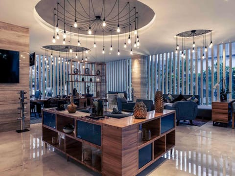 2 bars/lounges, rooftop bar
