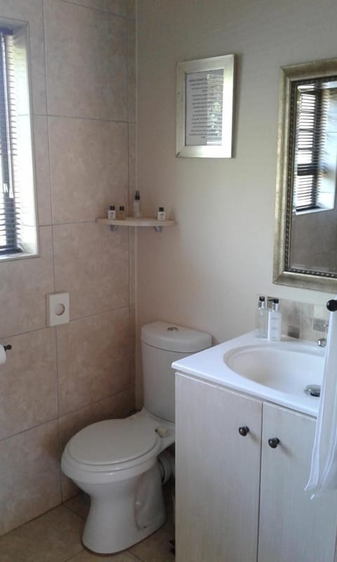 Deluxe Room | Bathroom | Shower, hair dryer, towels, soap
