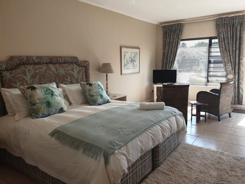 Deluxe Room | In-room safe, laptop workspace, blackout drapes, iron/ironing board