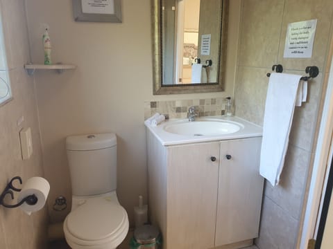 Deluxe Room | Bathroom | Shower, hair dryer, towels, soap