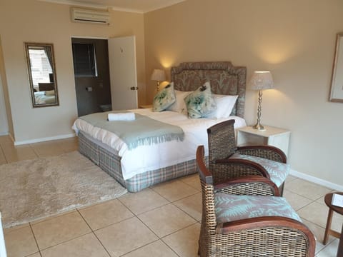 Deluxe Room | In-room safe, laptop workspace, blackout drapes, iron/ironing board