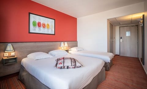 Triple Room | Desk, soundproofing, iron/ironing board, free cribs/infant beds