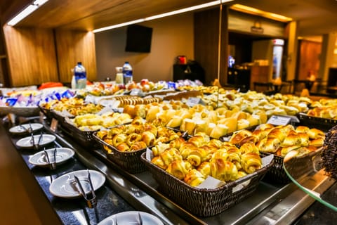 Daily buffet breakfast (BRL 38 per person)