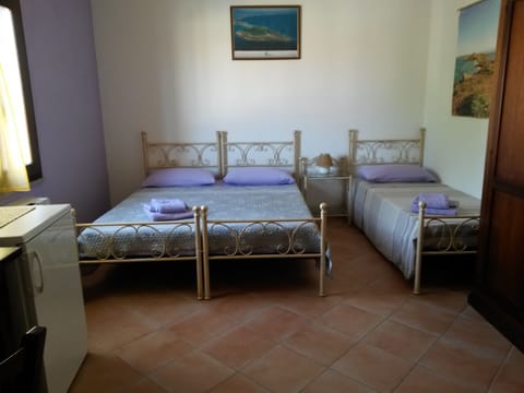 Triple Room | 1 bedroom, Frette Italian sheets, minibar, desk