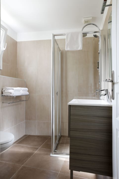 Standard Room | Bathroom | Free toiletries, hair dryer, towels